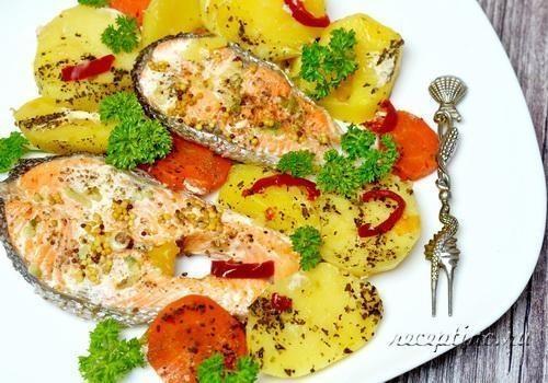 Форель и овощи варят на пару без добавления масла, в результате получается вкусное диетическое блюдо.