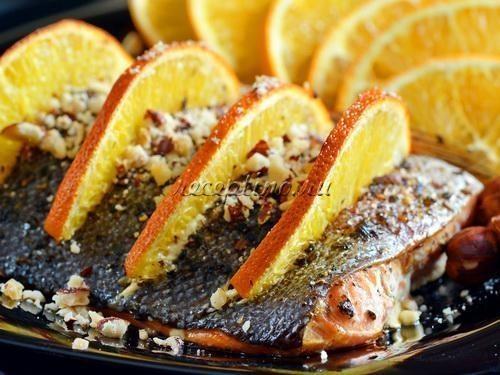 Форель, запеченная в духовке с апельсинами и фундуком - рецепт с фото