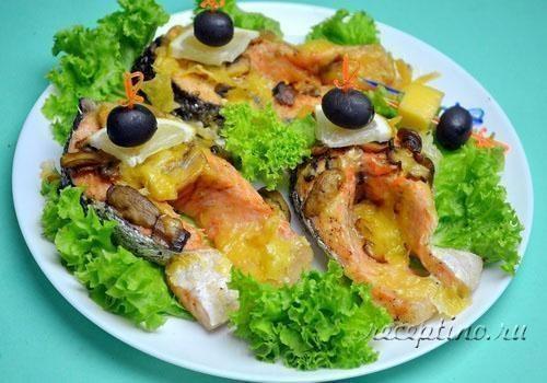 Стейки из лосося, запеченные с грибами и сыром - рецепт с фото