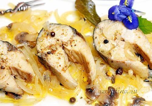 Скумбрия с грибами и луком в горячем маринаде - рецепт с фото