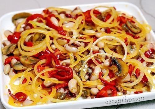 Салат с фасолью, жареными грибами и овощами - рецепт с фото