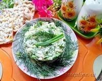 Салат с зеленью, редисом, яйцом