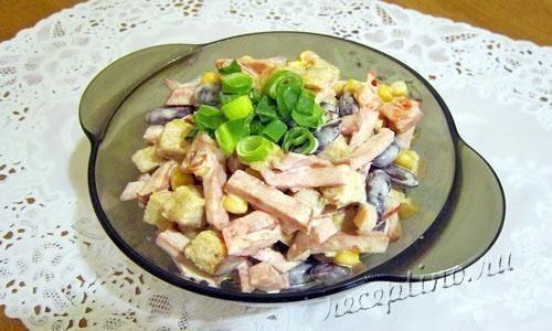 Салат с колбасой и сухариками - рецепт с фото