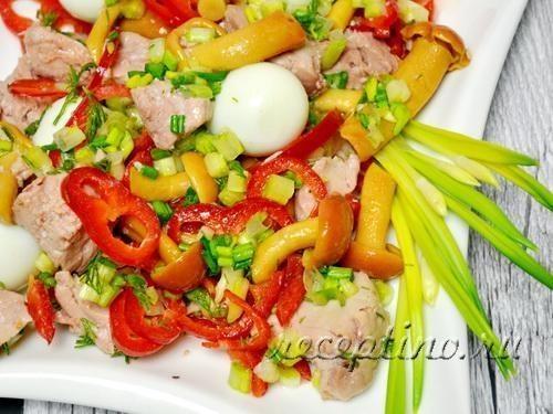 Салат с черемшой, маринованными опятами, печенью трески, перепелиными яйцами, болгарским перцем, укропом - пошаговый фоторецепт