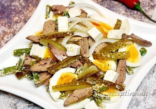 Салат из жареной куриной печени, яиц, феты, стручковой фасоли, маринованных огурцов - рецепт с фото