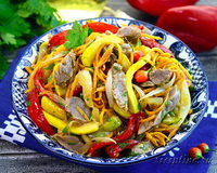 Салат с куриными желудками и овощами по-корейски