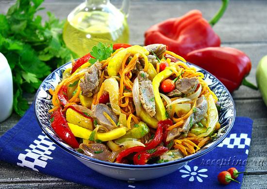 салат с куриными желудками и овощами по-корейски