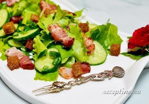 Салат с огурцами, зеленью, беконом и чесночными сухариками - рецепт с фото