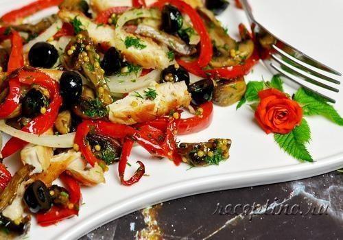 Салат с жареным куриным филе, шампиньонами, оливками, болгарским перцем - рецепт с фото
