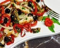 Салат с жареным куриным филе, шампиньонами, маслинами