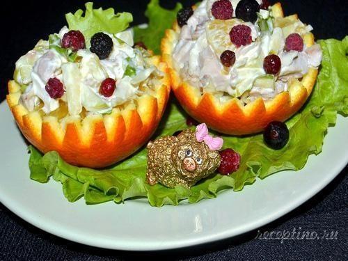 Салат с куриной грудкой в апельсине к Новому году - рецепт с фото