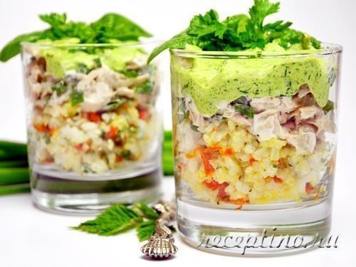 Слоеный салат с курицей, рисом, зеленью - рецепт с фото