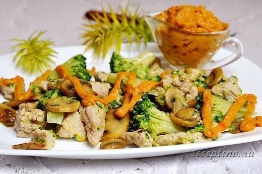 Салат со свининой, грибами, брокколи (под острым овощным соусом) - рецепт с фото