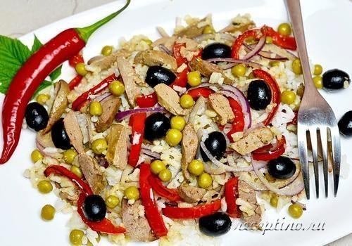 Салат с жареной куриной печенью, рисом, зеленым горошком - рецепт с фото