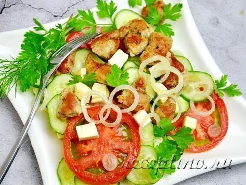 Салат с жареной индейкой, сыром, свежими овощами - рецепт с фото