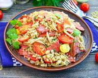 Салат с булгуром, колбасой салями, маринованным луком, помидорами