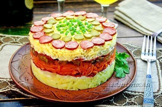 Салат с охотничьими колбасками, сыром, мариноанными луком и огурцами - рецепт с фото
