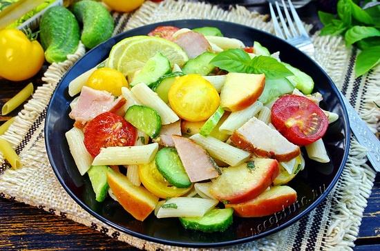 Салат с пастой, ветчиной, маринованными яблоками, помидорами, огурцами - рецепт с фото