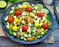 Салат с сыром дорблю, грушей, томатами черри, грецкими орехами
