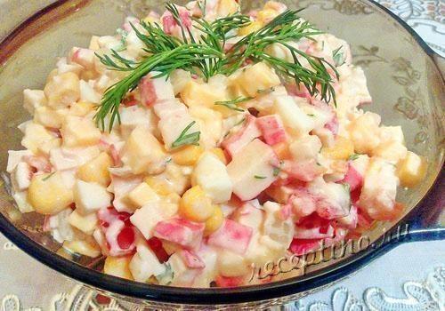 Крабовый салат с сыром и помидорами - рецепт с фото