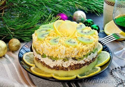 Салат на Новый год со шпротами, киви, картофелем, плавленым сыром, яйцами - рецепт с фото