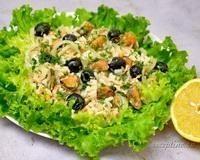 Рисовый салат с мидиями и жареным лососем - рецепт с фото