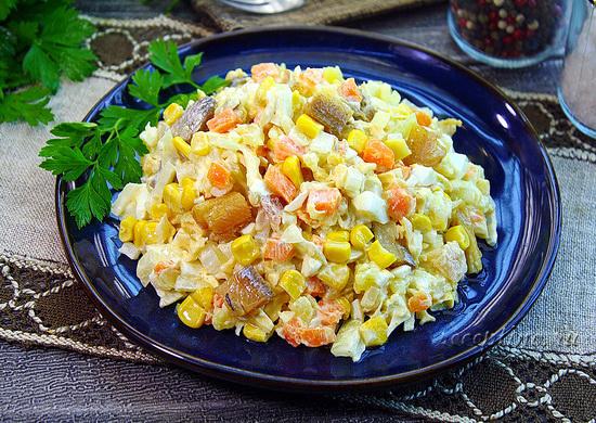 Салат с копченой салакой, маринованным луком, сыром, кукурузой - рецепт с фото