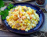 Салат с копченой салакой, маринованным луком, сыром, кукурузой