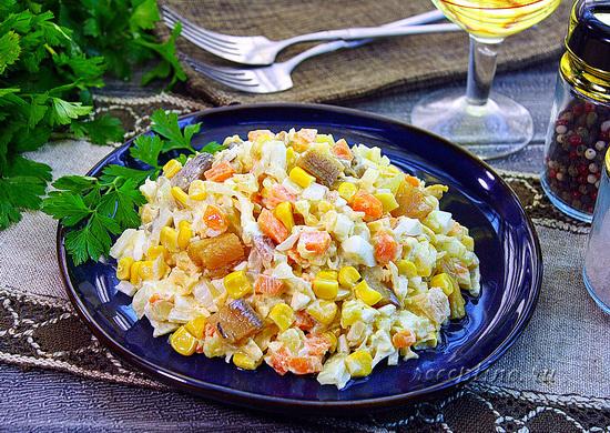 Салат с копченой салакой можно сразу подать на стол, украсив веточками петрушки или укропа, или немного погодя, после охлаждения в течение 20-30 минут. ш-15