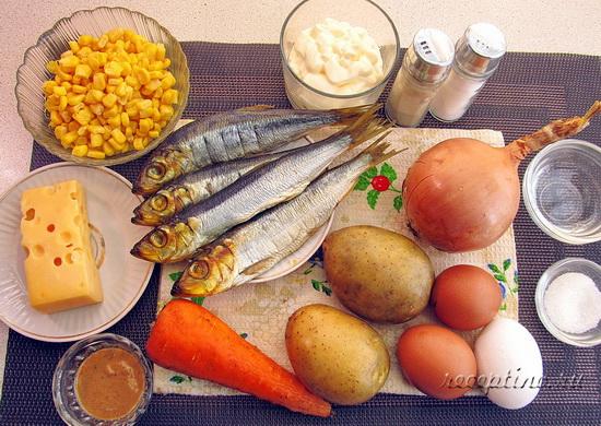 Продукты для салата с копченой салакой, маринованным луком, сыром, кукурузой. ш-0