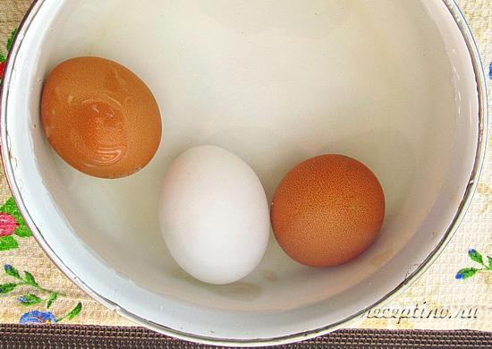 Яйца промывают, отваривают 8 мин. вкрутую. Остужают в холодной воде, очищают от скорлупы. ш-1