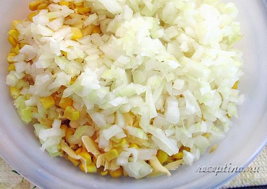 Маринованный лук (перед этим сливают с него жидкость) соединяют с остальными ингредиентами салата. ш-12
