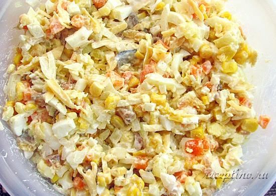 Салат перемешивают, досаливают по вкусу. ш-14