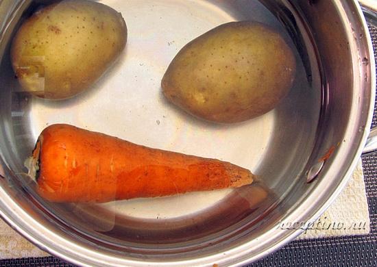 Картофель и морковь варят "в мундире" около 25 минут до мягкости, охлаждают, очищают от кожуры. ш-2