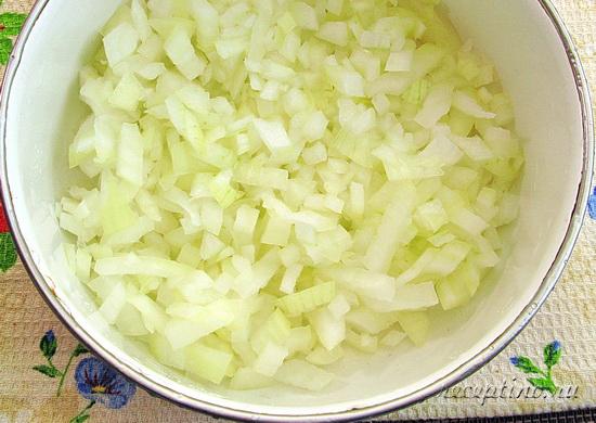 Лук очищают, нарезают кубиками, помещают в глубокую тарелку или миску. ш-3