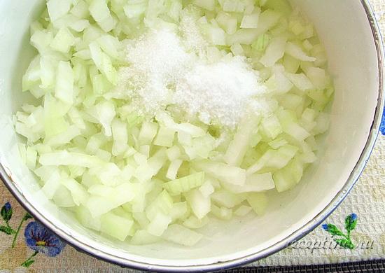 Кладут соль, сахар, наливают уксус. ш-4