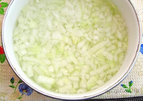 Луковую нарезку заливают 250 мл кипятка. Перемешивают и оставляют на 15-20 мин. ш-5