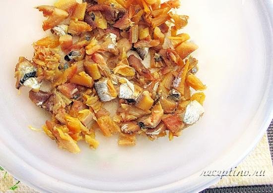 Копченую салаку чистят, удаляют головы, внутренности, хребет, по возможности снимают кожицу. После этого рыбу измельчают маленькими кусочками. ш-6