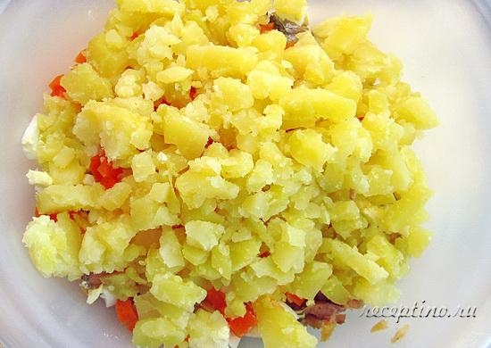 Следом высыпают нарезанный кубиками картофель. ш-9