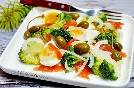 Салат с копченым лососем, брокколи, яйцами, каперсами - рецепт с фото