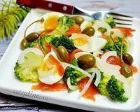 Салат с копченым лососем, брокколи, яйцами, каперсами - рецепт с фото