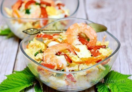 Салат с королевскими креветками, рисом, моцареллой, яйцами - рецепт с фото
