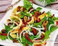 Салат с мидиями и листьями одуванчиков