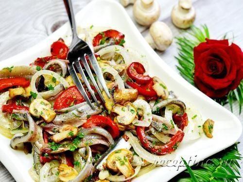 Салат с хамсой, шампиньонами, овощами - рецепт приготовления с фото