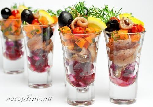 Салат-коктейль с пряной килькой и сваренными на пару овощами - рецепт с фото