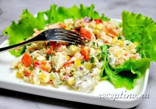 Салат с запеченным лососем, рисом, кукурузой, маринованными огурцами - рецепт с фото
