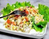 Салат с запеченным лососем, рисом, кукурузой