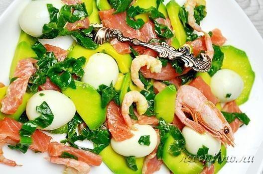 Салат с семгой, креветками, авокадо, перепелиными яйцами - рецепт с фото