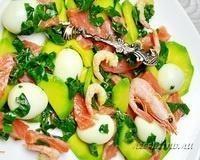 Салат с семгой, креветками, авокадо, перепелиными яйцами - рецепт с фото