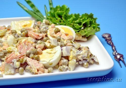 Салат с запеченным лососем, зеленым горошком, яйцами, маринованными огурцами - рецепт с фото